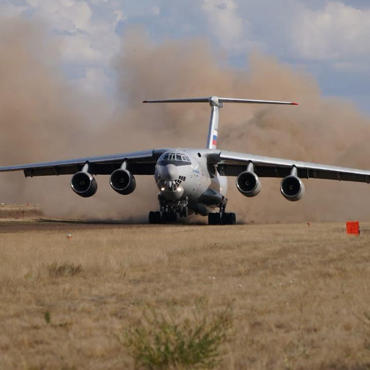 Ил-76МД-90А впервые выполнил посадку и взлет с грунта 