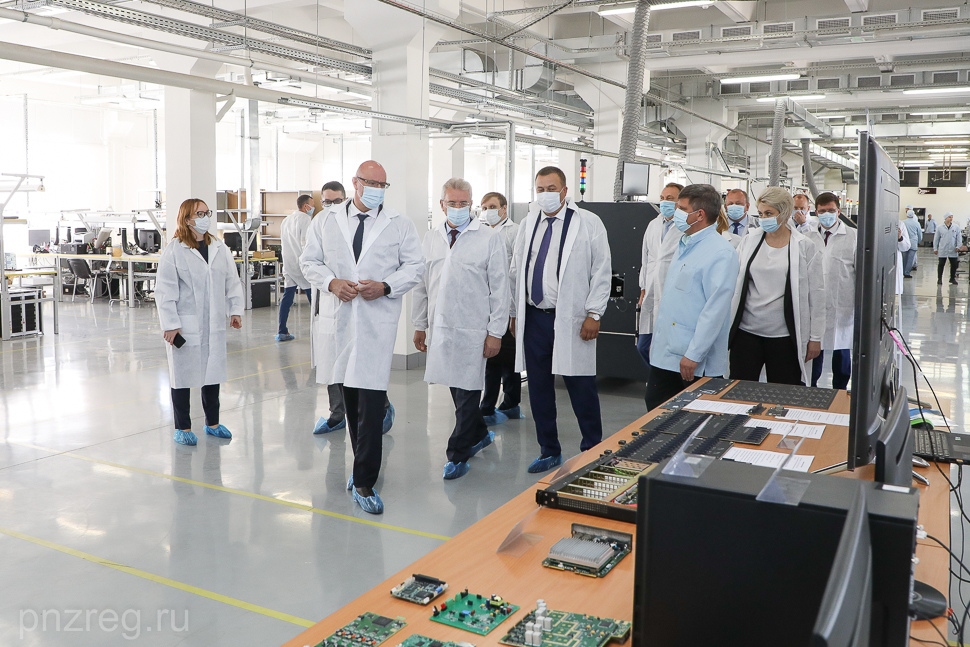 Дмитрий Чернышенко оценил уровень цифровизации на заводе концерна «Автоматика»