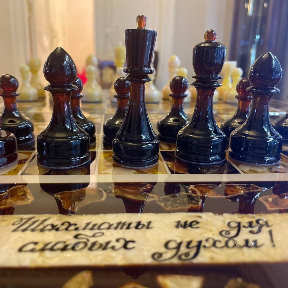 Музейный фонд Центрального дома шахматиста пополнили шахматы из янтаря