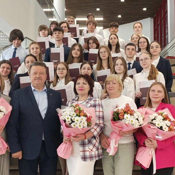 Первая группа школьников получила рабочие профессии в Производственно-учебном центре «Вертолетов России»