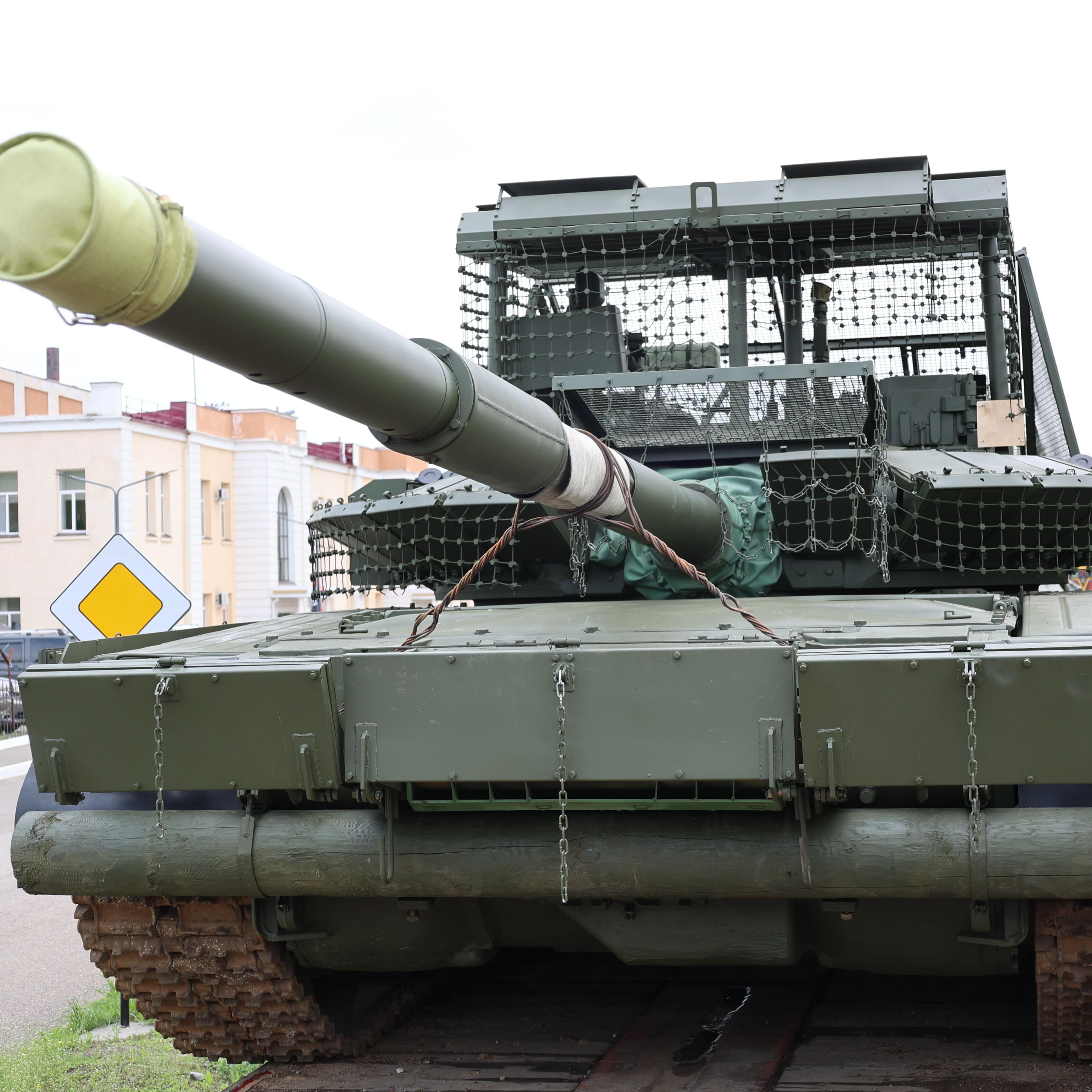 Уралвагонзавод отправил в войска партию модернизированных танков Т-80