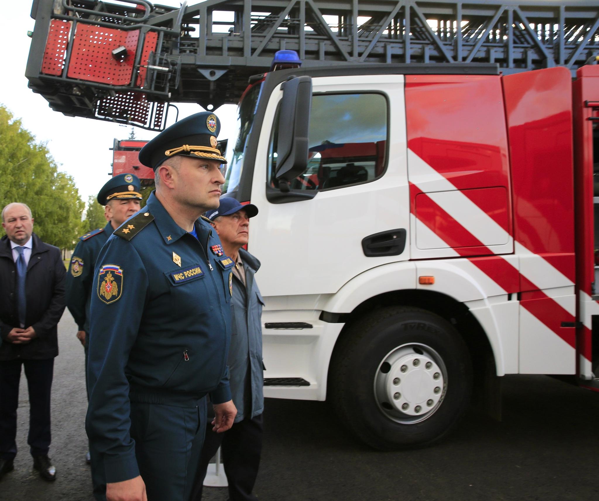 «КАМАЗ» презентовал главе МЧС России пожарные машины нового поколения